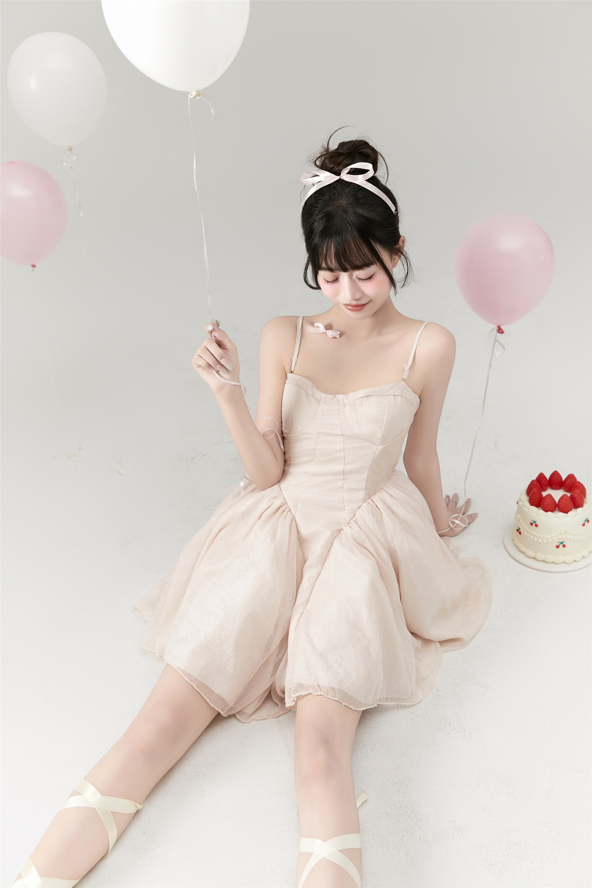 YITUYU艺图语 2025.01.01 芭蕾少女生日写真 菠萝包